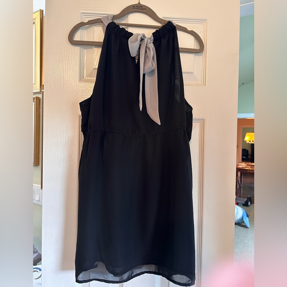 Woman's black & white chiffon sleeveless top size XL